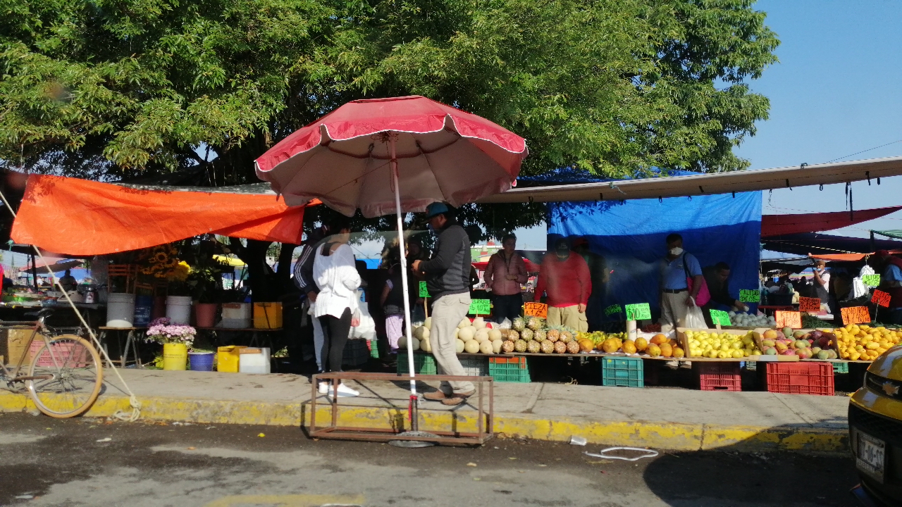 Por: Cortesía Comerciantes persisten en venta de bebidas alcohólicas en tianguis de San Isidro, informa el Gerente Municipal