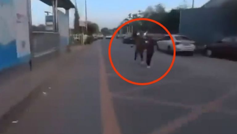Por: Cortesía Mujer golpea a su hijo tras cruzar la calle sin fijarse y provocar que casi lo atropelle una moto (Vídeo)