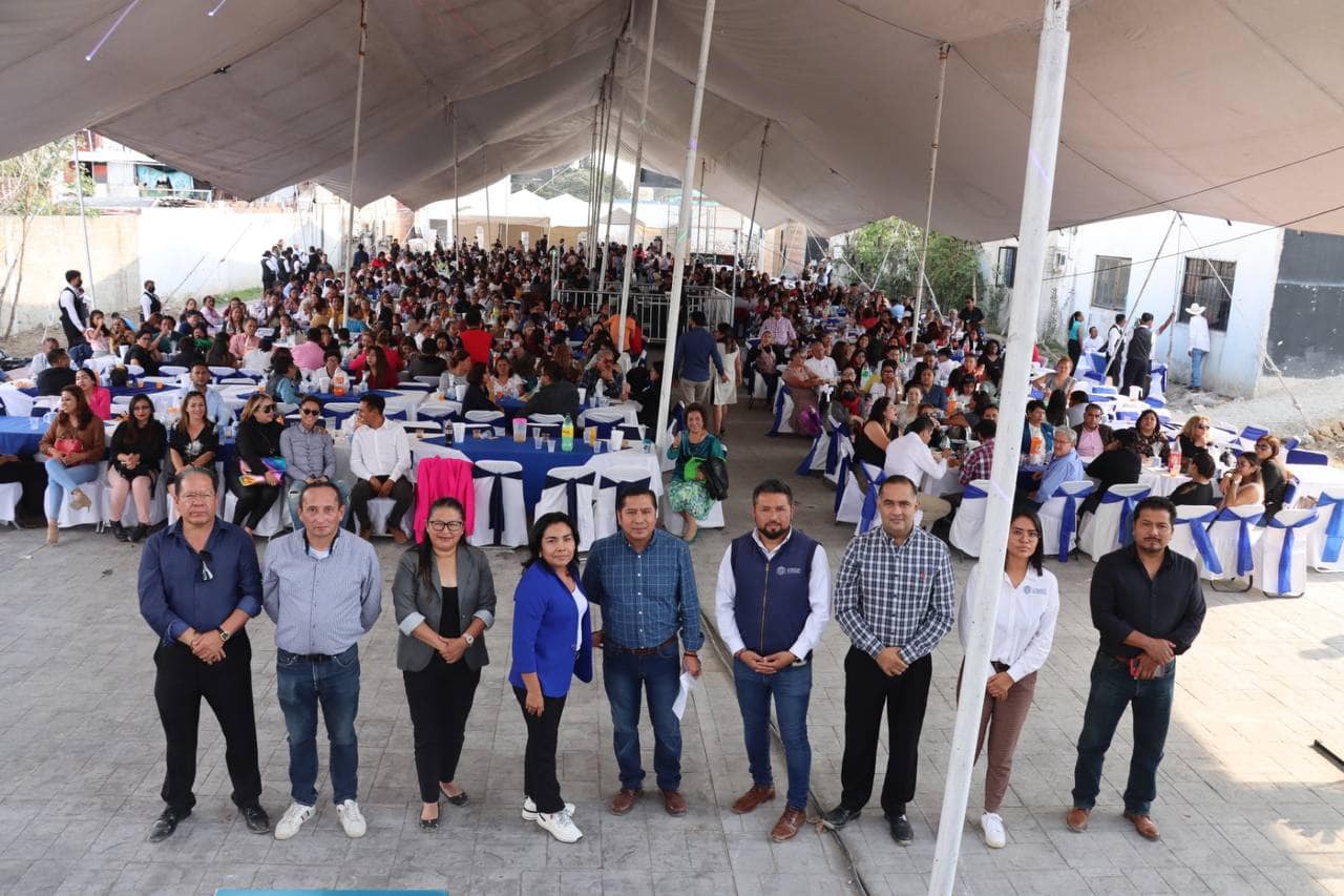 Ayuntamiento de Cuautlancingo festeja a maestros de escuelas del municipio por “Día del Maestro”