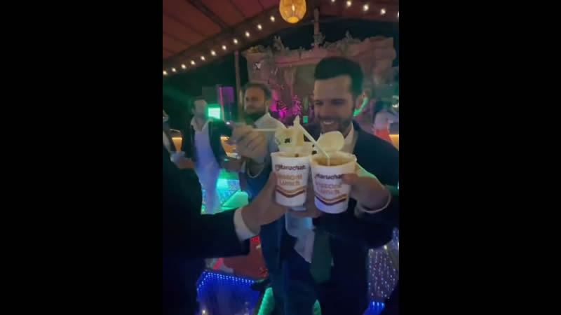 Por: Cortesía Novios se hacen virales tras repartir sopas instantáneas en su boda (Vídeo)