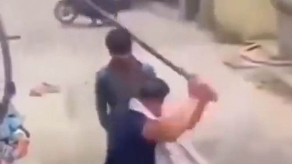 Por: Cortesía Sujeto tunde a golpes a hombre que azotó a un perrito contra el suelo, incidente se hace viral (Vídeo)