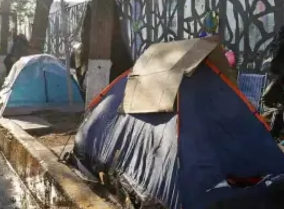 SACH y Secretaría de Salud inician recorridos en calles adyacentes a Hospital del Niño Poblano invadidas por casas de campaña o Poblano invadidas por casas de campaña 