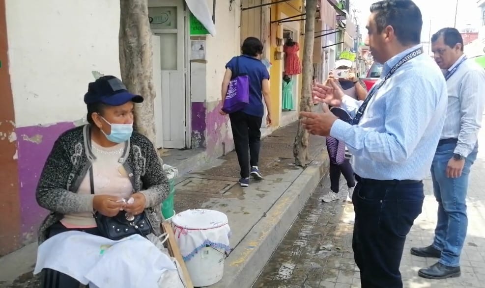 Por: Cortesía Lula Pineda Con operativo exhortan a vendedores ambulantes a despejar calles aledañas al mercado Cosme Del Razo en SPCH