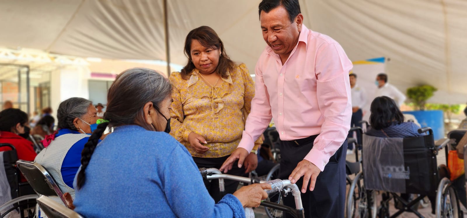 Entrega Gerardo Sánchez aparatos ortopédicos y sillas de ruedas a personas con alguna discapacidad