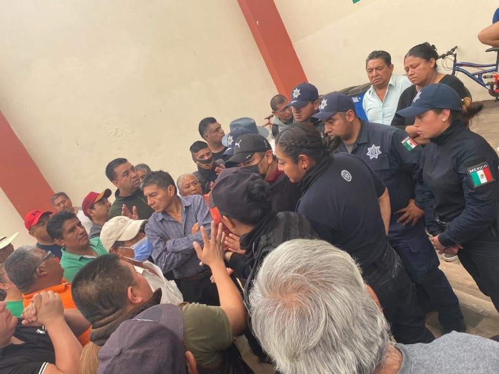 Por: Especial  Retienen pobladores a alcalde de Xiloxoxtla, policías dispersan a multitud con gas lacrimógeno