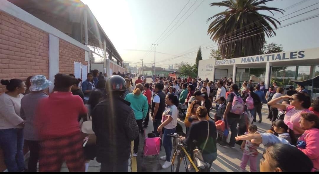 Por: Cortesía Lula Pineda Cierran padres de familia de primaria “Profesora Paulina Maraver Cortés”, boulevard Forjadores
