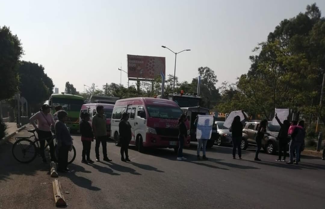 Cierran padres de familia de primaria “Profesora Paulina Maraver Cortés”, boulevard Forjadores
