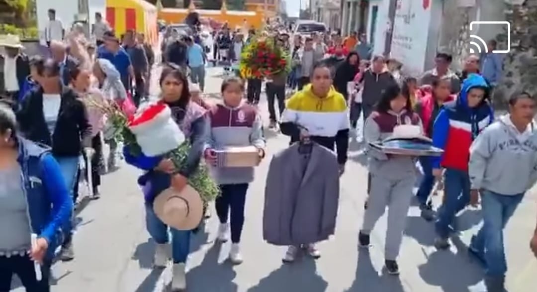 Por: Cortesía Lula Pineda Cancelan pobladores de Santiago Xalitzintla subida a “Don Goyo” por clima y exhalaciones