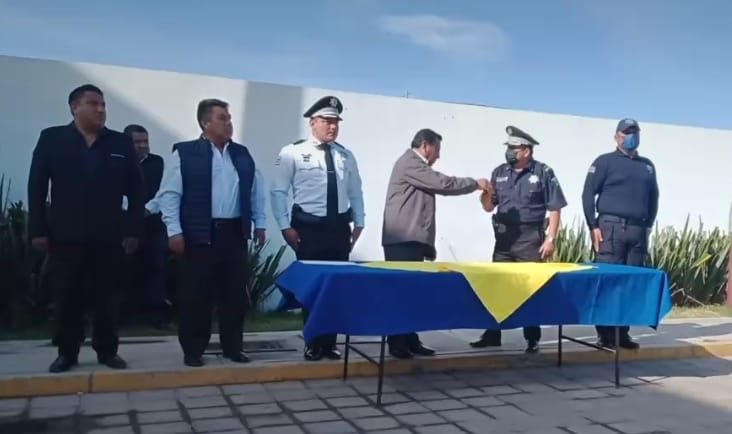 Por: Cortesía Lula Pineda Entrega Gerardo Sánchez constancias de formación inicial de prospectos a policías en Coronango