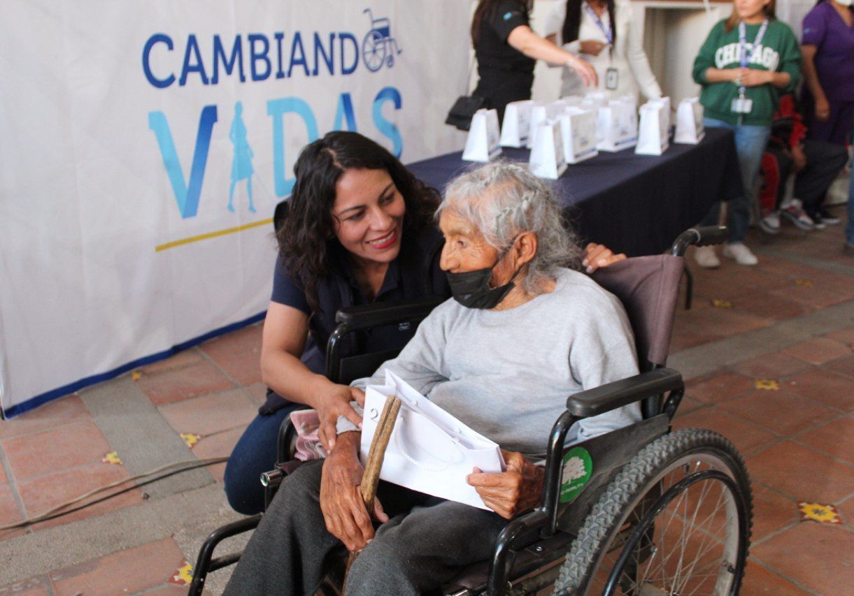 DIF municipal de San Andrés Cholula continúa cambiando vidas con la entrega de auxiliares auditivos