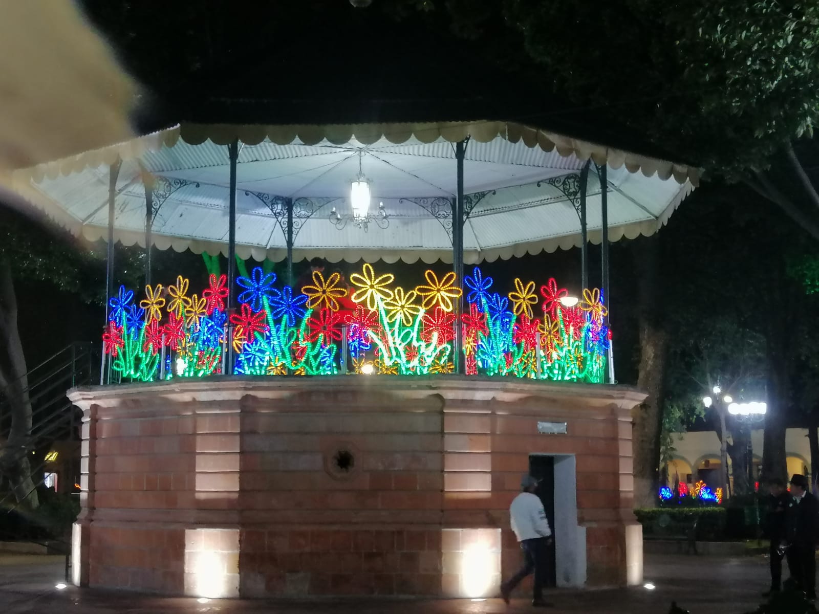 Por: Cortesía Lula Pineda Gobernador Sergio Salomón Céspedes enciende “Chula mi Cholula en Primavera”