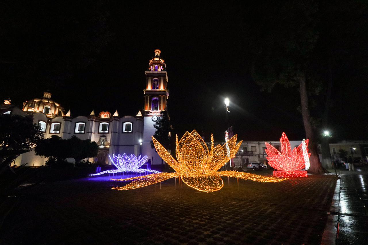 Gobernador y presidenta municipal encienden iluminación “Chula mi Cholula en Primavera”, en el zócalo