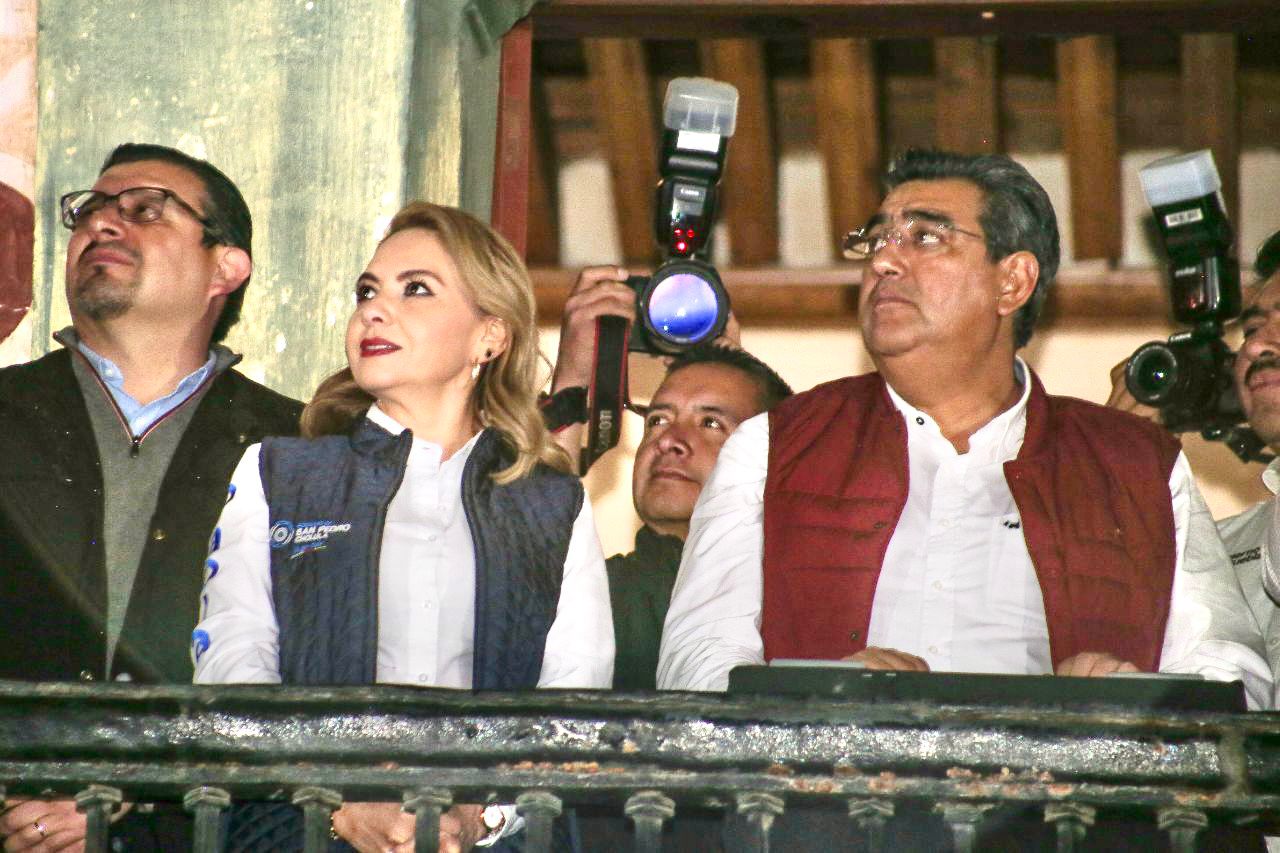 Comunicado oficial Gobernador y presidenta municipal encienden iluminación “Chula mi Cholula en Primavera”, en el zócalo