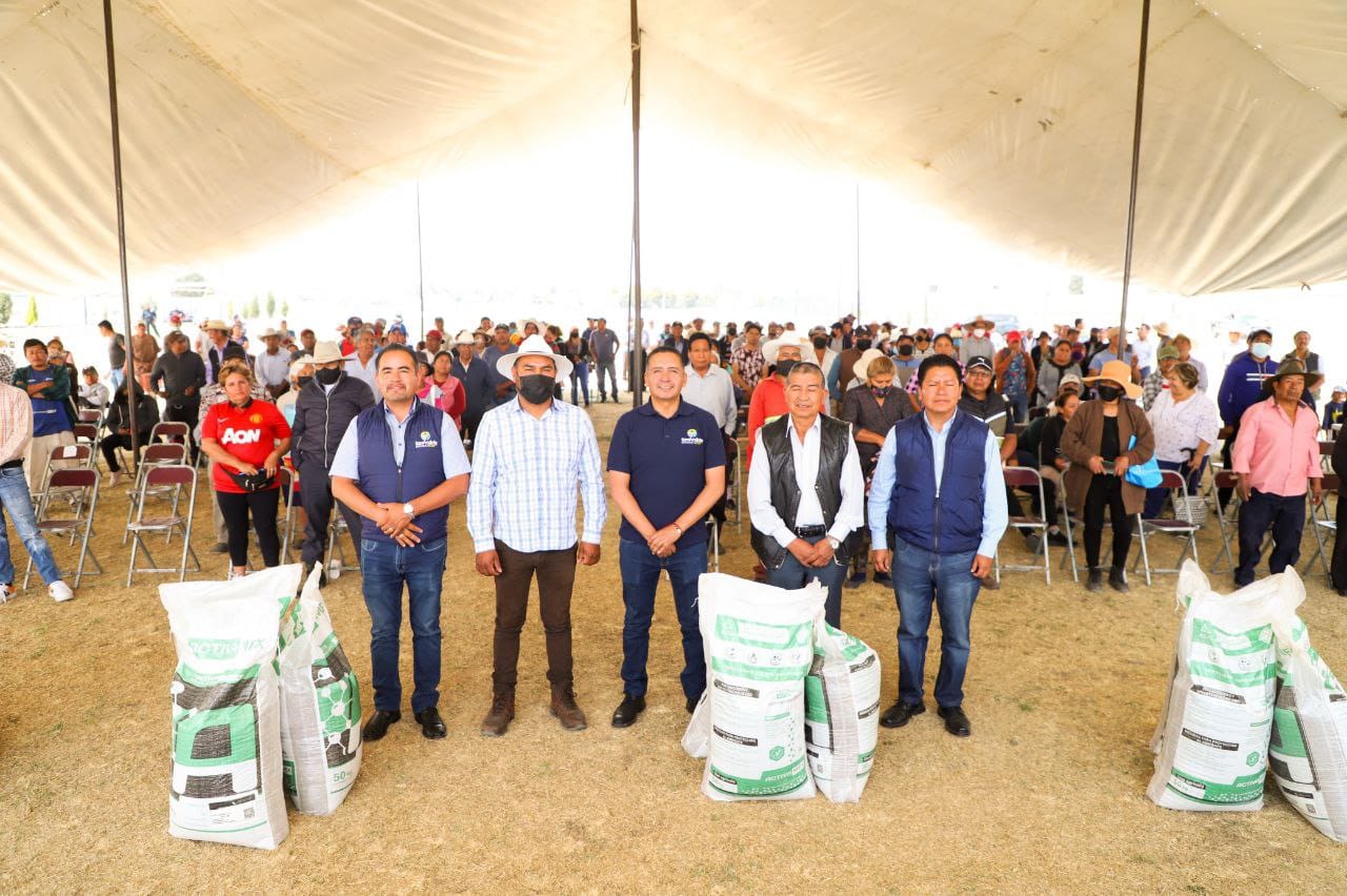 Entregó Mundo Tlatehui 30 toneladas de fertilizante en San Luis Tehuiloyocan