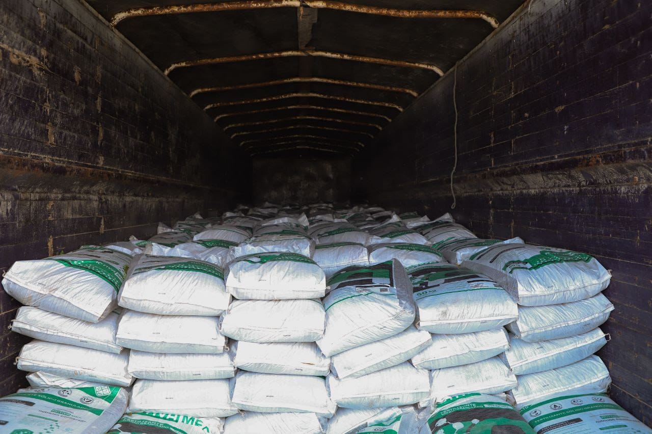 Comunicado oficial Entregó Mundo Tlatehui 30 toneladas de fertilizante en San Luis Tehuiloyocan