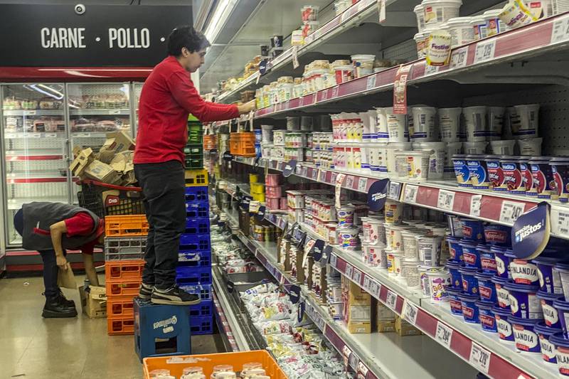 Inflación de Argentina sube a 102.5% en febrero, su nivel más alto desde 1991