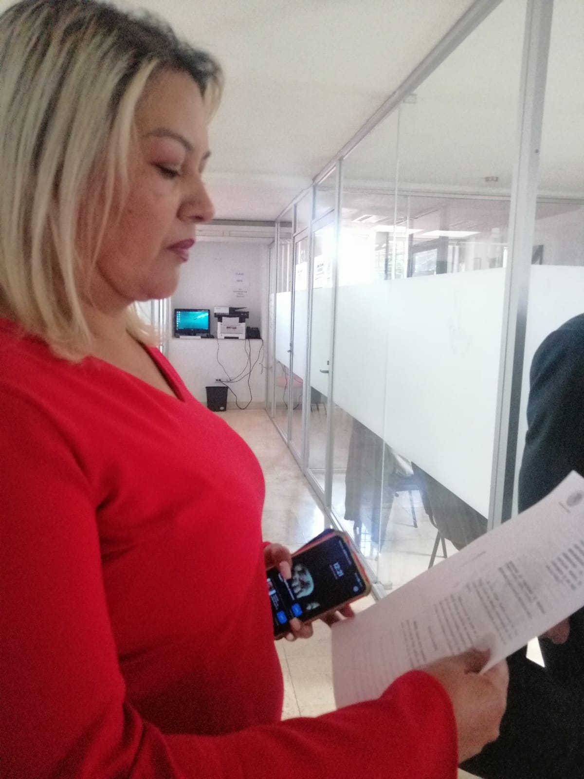 Por: Cortesía Lula Pineda Beatriz Pérez Fragoso hace entrega de resolución a su favor a Contraloría de SPCH