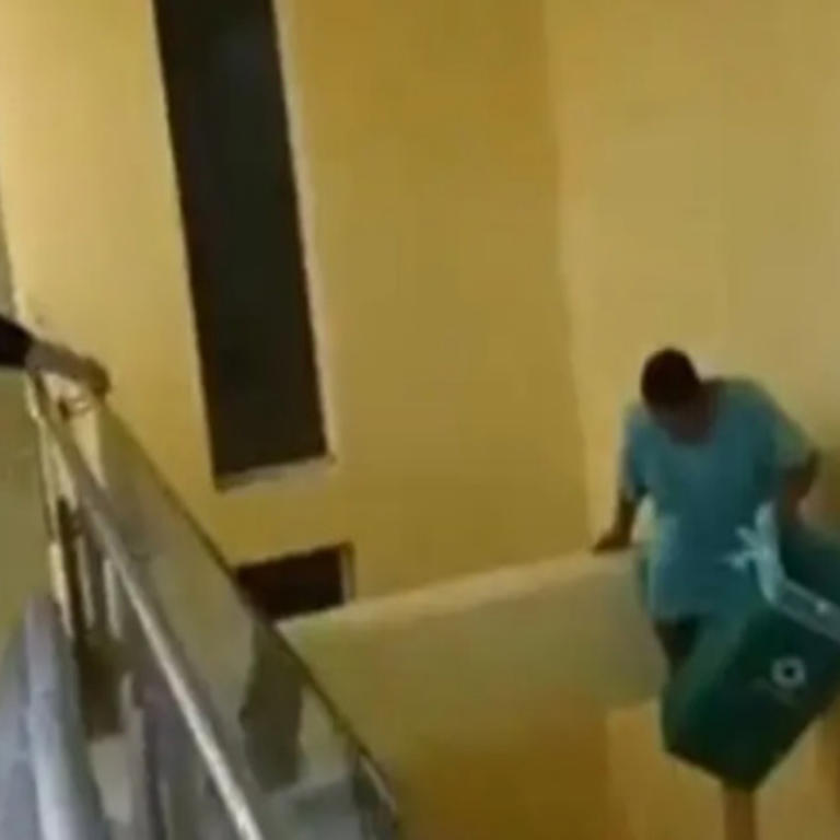 Por: Cortesía Paciente se lanza de segundo piso en hospital del IMSS para exigir atención medica (Vídeo)
