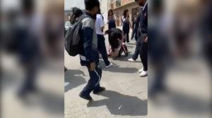 Por: Cortesía "Que nadie se meta”: Alumnas de telesecundaria pelean mientras adultos incitan la pelea (Vídeo)