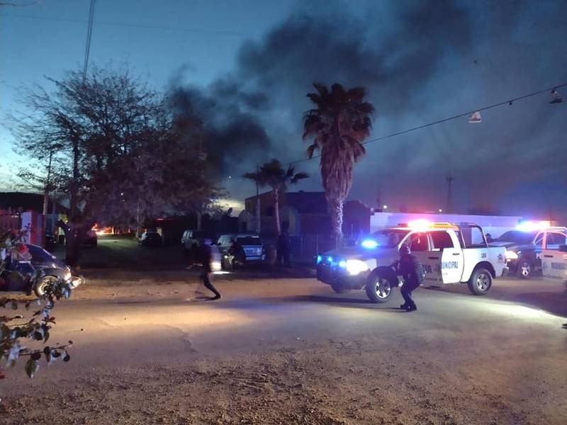 Por: Cortesía En Caborca, Sonora, la tarde del domingo 19 de marzo se registró un enfrentamiento armado entre dos grupos criminales antagónicos, arrojando como resultado la muerte de seis personas y tres lesionados, originarios de Aguascalientes y Sinaloa.  La Fiscalía General de Justicia del Estado informó que entre los fallecidos y lesionados hay dos civiles, víctimas ajenas a los hechos violentos.  A través de las redes sociales se divulgó que uno de los occisos es un adulto mayor, identificado como Gabriel Norzagaray El Wico, un popular lavacarros de la comunidad y el segundo es un joven identificado como Emilio del Castillo.  Testigos informaron que El Wico intentaba resguardar a sus nietos, cuando recibió impactos de bala, mientras que, en el caso de Emilio, se presume que rafaguearon su vehículo al ser confundido por los agresores.  Violencia en Tierra Caliente: balaceras entre grupos criminales dejan al menos 3 muertos Violencia en Tierra Caliente: balaceras entre grupos criminales dejan al menos 3 muertos Aíran Lucía, hija de Gabriel Norzagaray señaló en redes sociales que su padre murió porque la ambulancia nunca llegó a atenderlo, por lo que finalmente dio su último respiro cuando lo tenía en sus brazos.  “Se me murió en mis brazos porque supliqué ayuda, imploré ayuda y ni siquiera le dieron primeros auxilios ni se aseguraron si tenía signos vitales, no hicieron nada”, expresó.   Fuerzas de seguridad de los tres niveles de gobierno, mantienen un intenso operativo en Caborca después de un enfrentamiento entre grupos criminales.  Aseguran armas y vehículos La Fiscal General de Sonora, Claudia Indira Contreras Córdova y Francisco Sergio Méndez, delegado de la Fiscalía General de la República en Sonora, emitieron un mensaje en relación a los acontecimientos registrados en Caborca.  Violencia en Morelos: 2023, el año más ‘sangriento’ en el gobierno del ‘Cuau’ Violencia en Morelos: 2023, el año más ‘sangriento’ en el gobierno del ‘Cuau’ El Delegado de la Fiscalía General indicó que de las primeras investigaciones se desprende que los hechos iniciaron en Río Asunción, donde se desarrollaba un evento de arrancones de vehículos, lugar en el que se registraron detonaciones. Después, se se suscitaron enfrentamientos cerca del lugar, en las colonias Pueblo Viejo, Infonavit y Misiones de Kino.  Precisó que tras los hechos, las autoridades lograron el aseguramiento de 11 armas de diversos calibres, diez vehículos y la detención de dos personas, probables participantes en los hechos.  Tanto las armas como los detenidos fueron turnados a la Fiscalía General de la República, para realizar el procesamiento y reforzar el esclarecimiento de los hechos y así dar con todos los responsables.  La Fiscal informó que adicionalmente a los diez vehículos puestos a disposición de FGR, personal de la Fiscalía estatal logró el aseguramiento de seis vehículos más y un arma tipo fusil modificada, 13 cargadores, casquillos y poncha llantas.  Se ha trasladado personal especializado para llevar a cabo las investigaciones y el compromiso es puntual: dar con los probables responsables de estos hechos.  El Delegado de la FGR destacó que la reacción inmediata y presencia operativa de elementos de los tres órdenes de gobierno logró contener la continuidad de los hechos de violencia, pues los delincuentes se dispersaron inmediatamente para evadir la acción de la justicia.  Suspenden tradicionales fiestas El Alcalde de Caborca, Abraham David Mier Nogales, anunció mediante sus redes sociales, que debido a los hechos violentos del domingo, se decidió cancelar las fiestas del 166 Aniversario de la Gesta Heroica de Caborca del 6 de abril.  “Expreso mis más sinceras condolencias a las familias de las personas inocentes que perdieron la vida el día de ayer. Me siento profundamente consternado por lo sucedido.  “Una vez más la violencia nos ha hecho vivir momentos trágicos en nuestra comunidad, por eso todos los caborquenses estamos llenos de tristeza, y sobre todo en profundo duelo.  “Somos una comunidad de gente buena y muy productiva que día a día lucha por salir adelante, pero no podemos hacerlo si no tenemos paz.  “Por todo esto y anteponiendo la seguridad de nuestros ciudadanos y visitantes, hemos decidido suspender los eventos del 166 aniversario de la Gesta Heroica del 6 de Abril.  “Hoy somos un pueblo que siente la impotencia y frustración ante la violencia. Pido a mi querido pueblo de Caborca que estemos unidos en estos momentos de dolor”, expresó el presidente municipal.