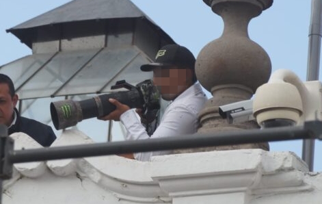 César Q, fue captado en el techo de Palacio de Gobierno el pasado 8M