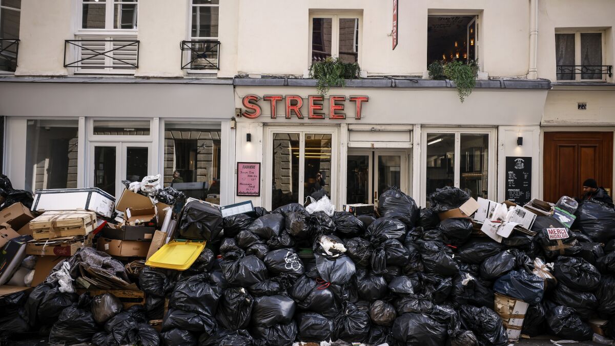 Por: Cortesía Basura en París se convierte en símbolo de protestas por la nueva ley de jubilación de Francia