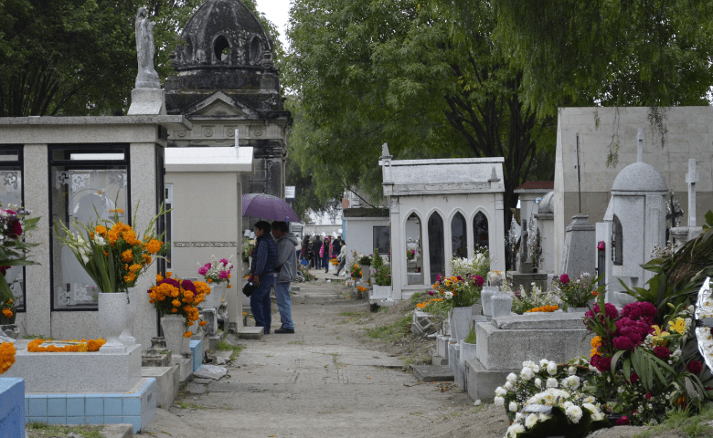 El alcalde de Puebla pide denunciar cobros excesivos en panteones