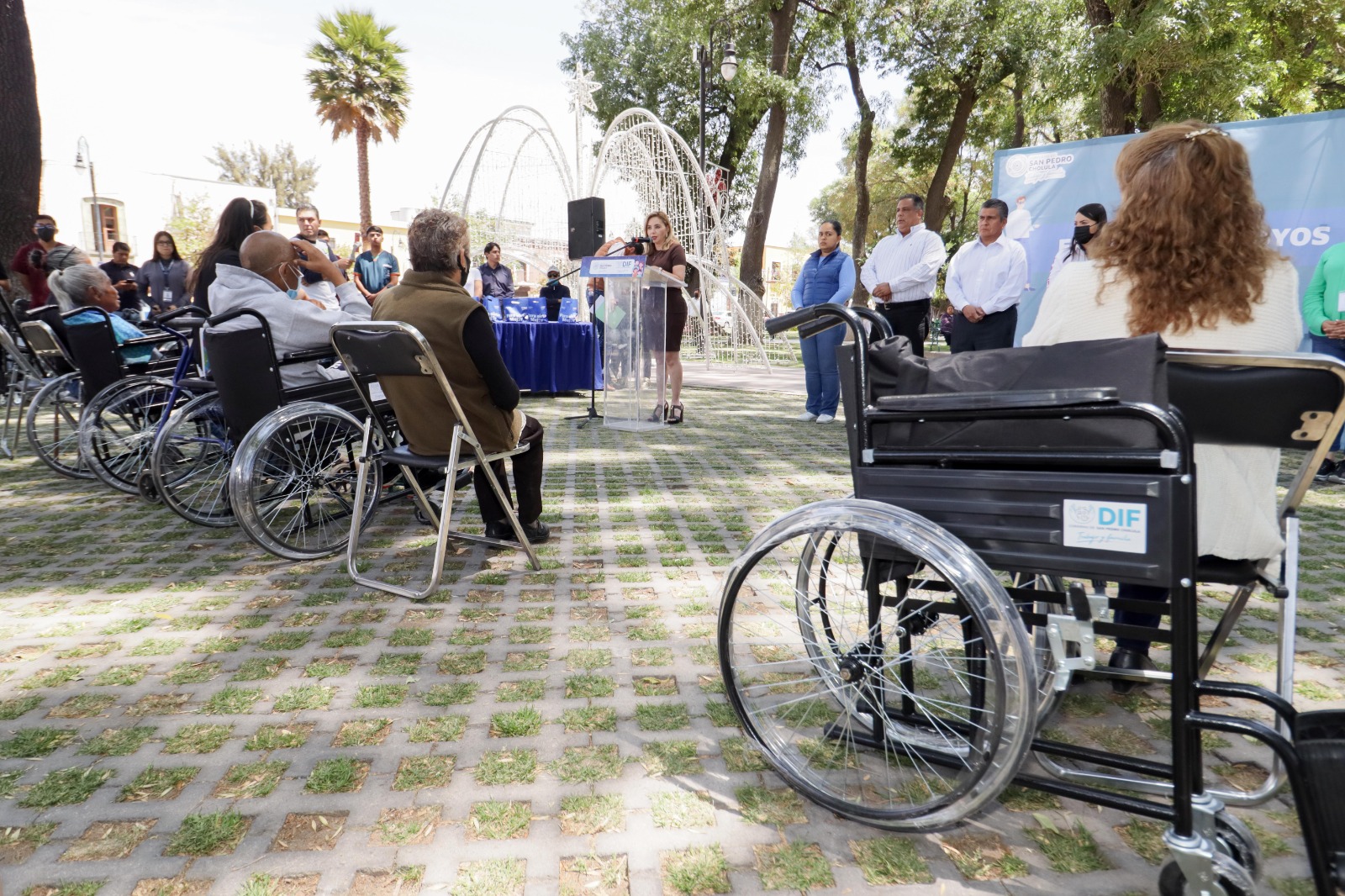 Comunicado oficial Entregan Paola Angon y María de la Barreda apoyos funcionales para personas con discapacidad