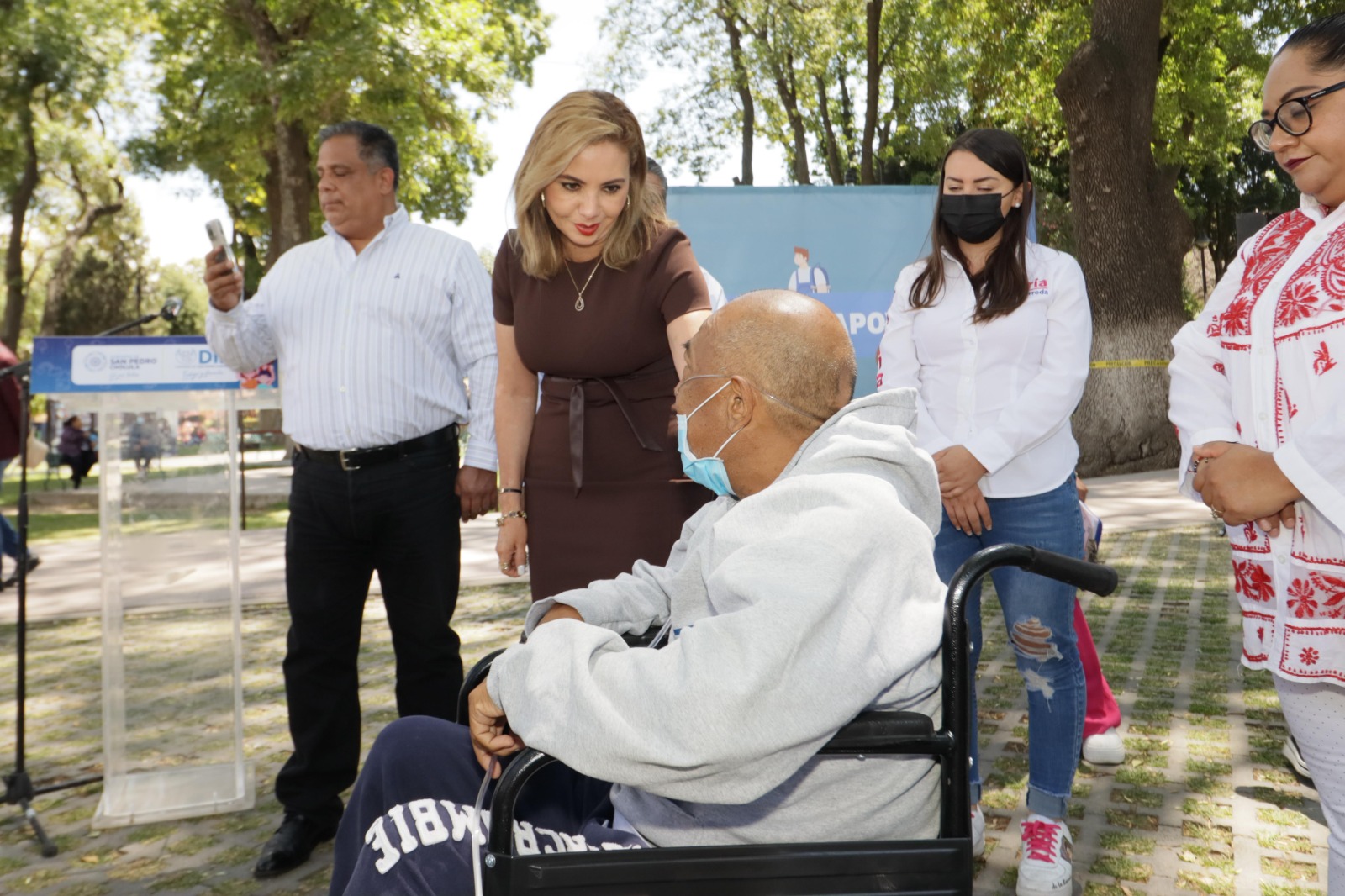 Entregan Paola Angon y María de la Barreda apoyos funcionales para personas con discapacidad