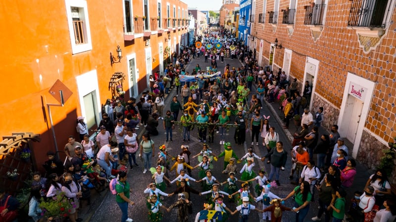 Por: Cortesía Más de 2 mil participantes desfilan para recibir a la primavera en Atlixco
