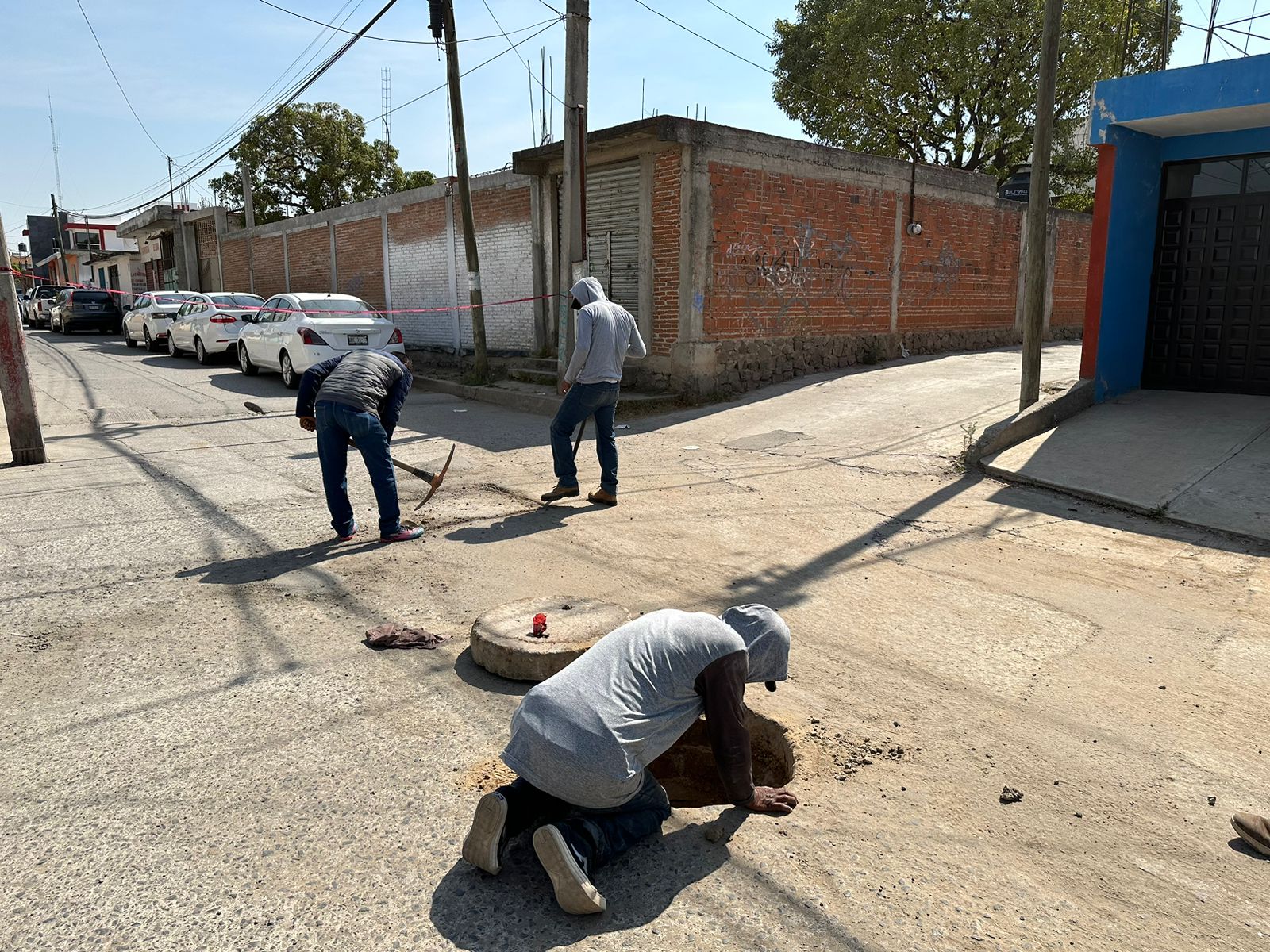 Inician rehabilitación del drenaje sanitario en la calle Morelos en San Lorenzo Almecatla.