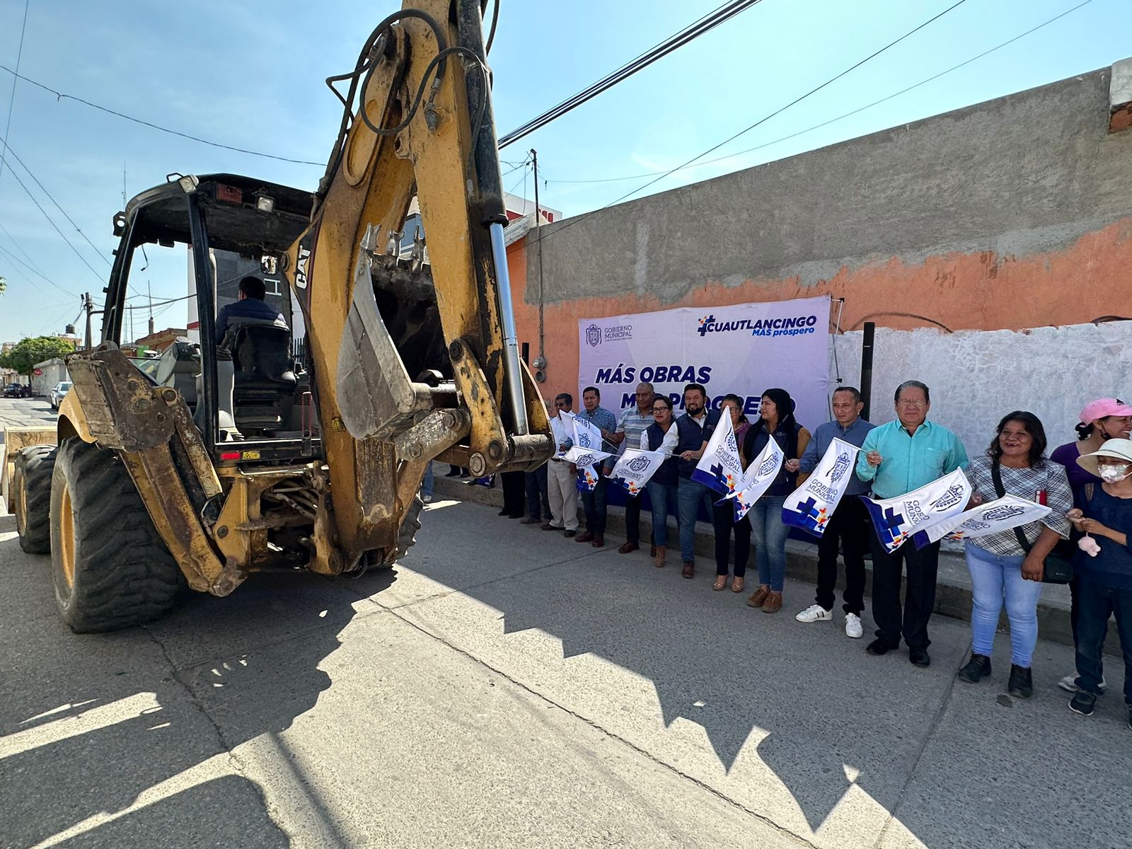 Comunicado oficial Inician rehabilitación del drenaje sanitario en la calle Morelos en San Lorenzo Almecatla.