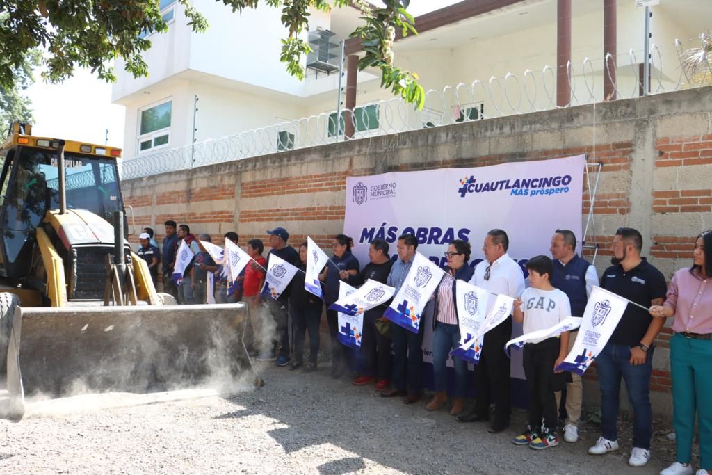 Arrancan trabajos de pavimentación en la privada Atoyac en la cabecera municipal en Cuautlancingo