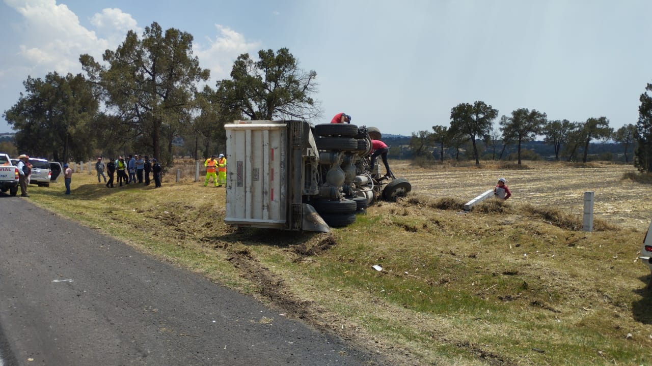 Vuelca torton en la México-Veracruz a la altura de "Las Mesas", Xaltocan; el conductor resulta lesionado 