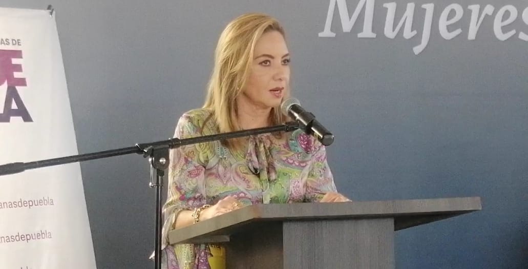 Paola Angon refrenda su compromiso con las mujeres cholultecas