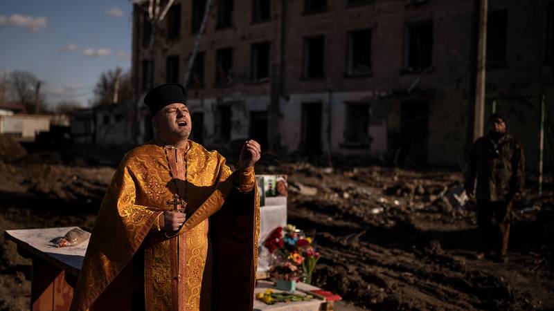 Por: Cortesía Ucrania exhuma cuerpos sin identificar a un año de la invasión rusa