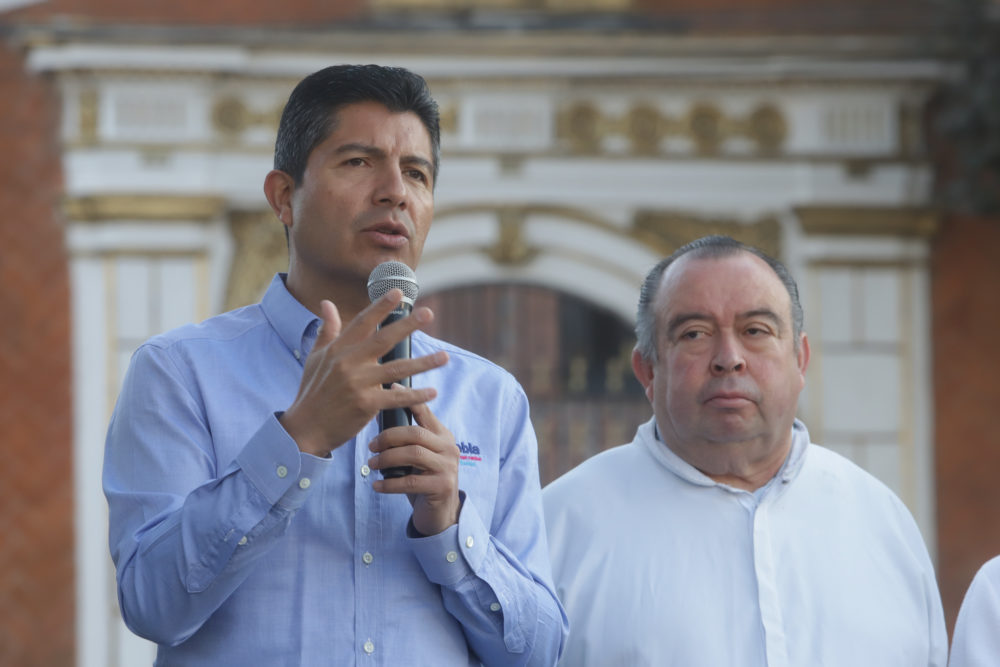 Por: Cortesía Eduardo Rivera celebra la aprobación de la Ley Monzón en Puebla