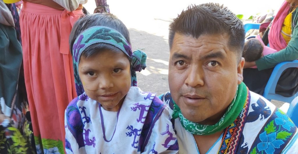 Por: Cortesía Santos de la Cruz Carrillo, activista wixaritari, es encontrado con vida con su familia en Nayarit