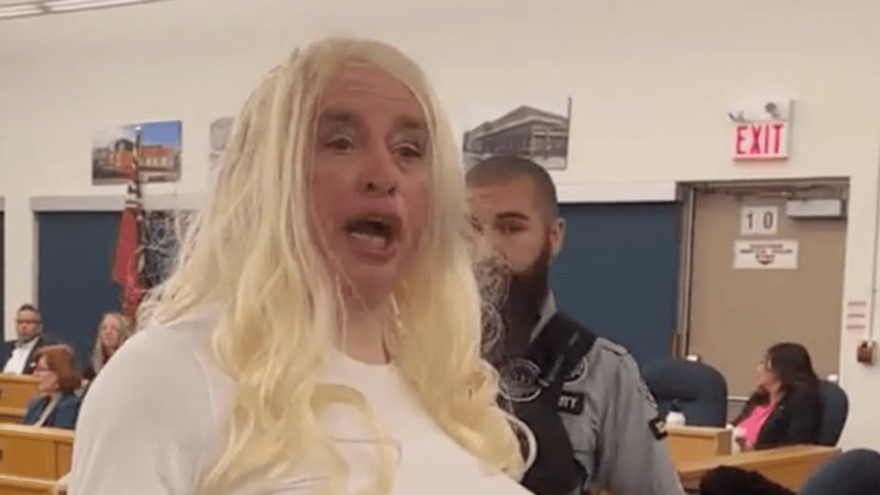 Por: Cortesía Maestra trans es suspendida por "distraer a sus alumnos" con enormes prótesis, acusan discriminación (Vídeo)