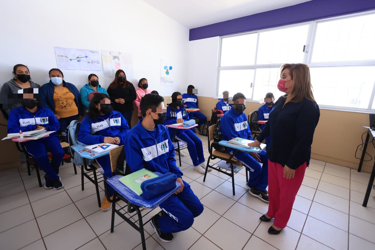 Entregó gobernadora obras y equipamiento a jardín de niños y telesecundaria de Huamantla