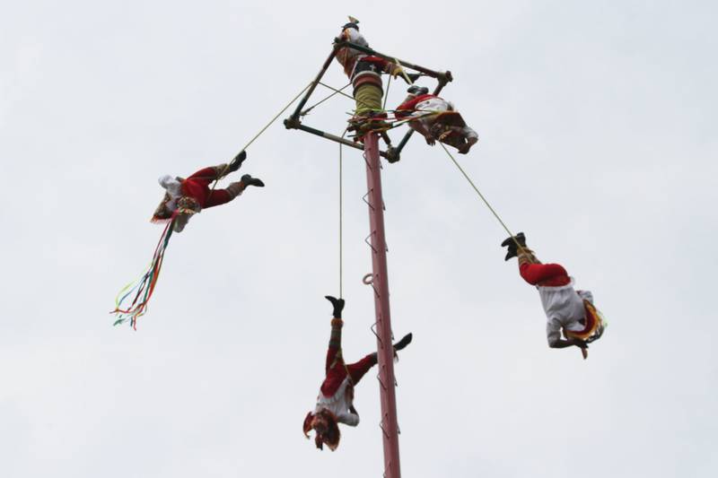 Por: Cortesía Voladora de Papantla fallece en Feria de las Flores de Huauchinango, Puebla