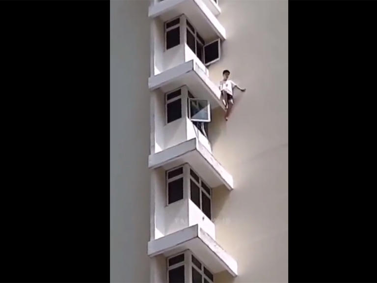 Por: Cortesía Niño resbala y cae desde lo alto de un edificio… ¡sobrevive de milagro! (Vídeo)