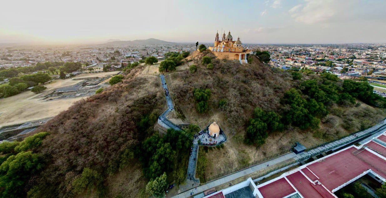 Entrega Ayuntamiento de San Andrés Cholula rehabilitación de la escalinata del Pocito de la Gran Pirámide de Cholula