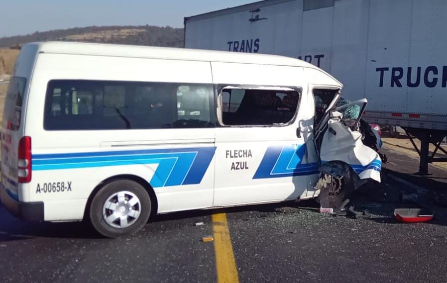 Por: Cortesía Choca trailer contra Flecha Azul en la México-Veracruz, altura Nanacamilpa