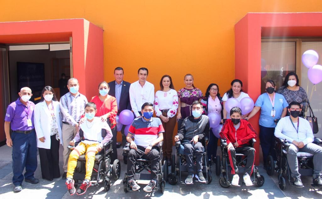 Por: Cortesía INPODE entrega sillas de ruedas al CRIT Puebla recaudadas en el Maratón 2022