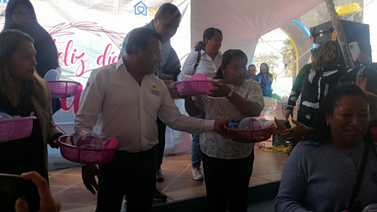 Por: Cortesía Lula Pineda Festejan a 10 mil mamás coronanguenses con música y regalos