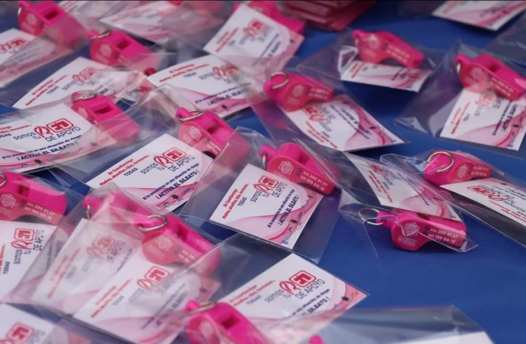 Por: Cortesía Lula Pineda Somos Tu red de Apoyo implementa silbato rosa, herramienta que puede salvar vidas