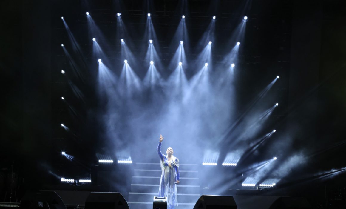 Yuri encanta a mamás tlaxcaltecas en concierto gratuito