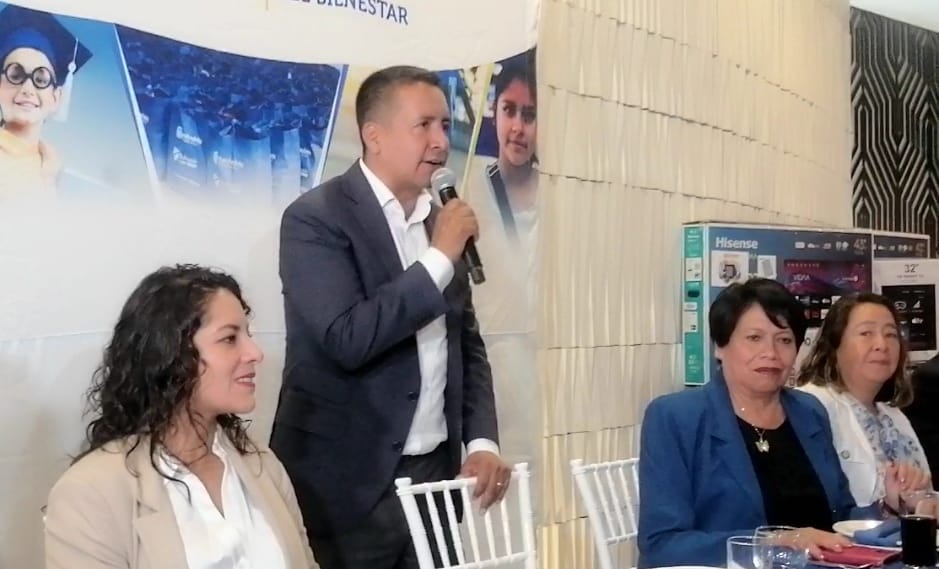 Edmundo Tlatehui festeja y reconoce labor formativa a mil 300 maestros de San Andrés Cholula 