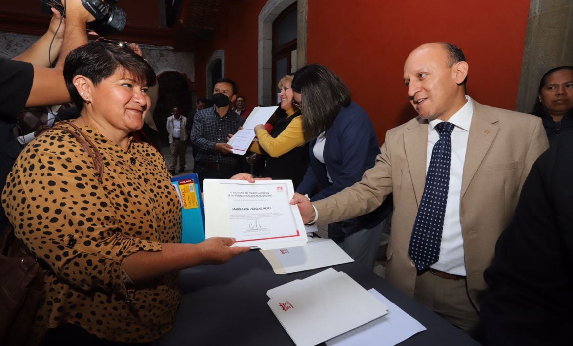 Entregan gobierno e Infonavit reconocimientos a derechohabientes locales